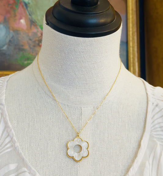 Collier fleur blanche